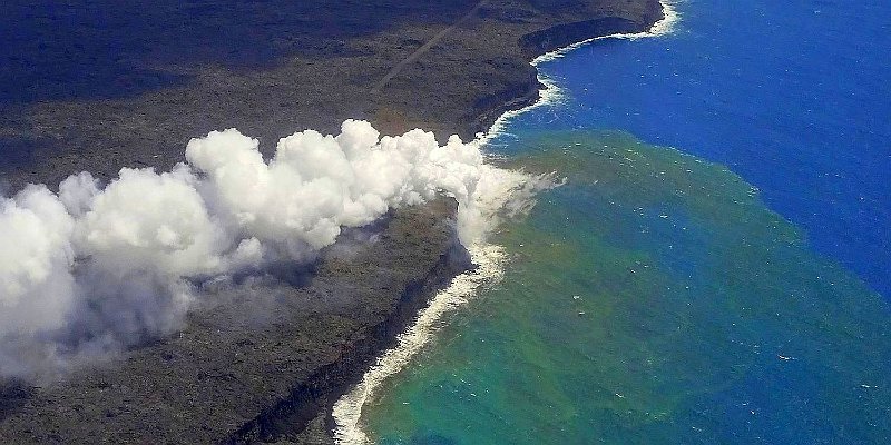 Horizonte 483.jpg - the underground Lava-flow from the Kilauea-Volcano, draining in the Pacific Ocean near the Village of Kalapana on Big Island, HawaiiI made the pic on a Helicopter-Scenic-flight from Hilo/Hawaii.Position:  N 19°19'00"/ W 155°03'05", altitude about 500m above the ocean