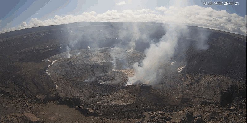 Horizonte 488-1.jpg - Just before we leave Hawaii, the Kilauea-Volcano started with some activities.There are some smaller Lava-eruptions within the Halemau'mau-Crater. For safety-reason the trails wich offers good views are closed for the Public. So I copyedthe online-pictures from the Live-Cameras.Position: N: 19°24'24"/W: 155°16'58", elev: 1030m/3380' date: 28.03.2022