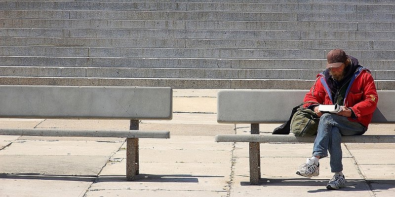 Horizonte 49.jpg - "the lonesome reader" sat on a bench in front of a government building in Charleston,SC.   click here for Google Maps View   Position: N32°46'51" W79°55'34" Elev.3m/10ft Camera: Nikon D50 w. zoom-lens