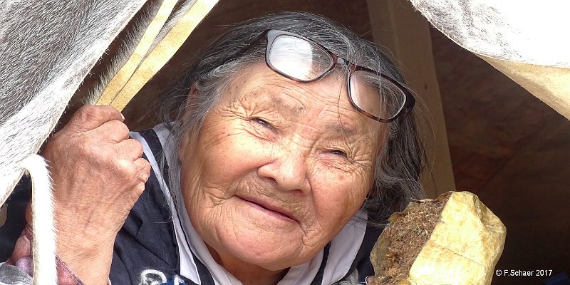 Horizonte 490.jpg - an older Inuit-Lady, peeking for the foreign Visitors. I made this Picture in Gjoa-Harbor on King Williams Island/Nunavut, Canada on our Expedition from Green land to the Nordwest-Passage in Canada's far North.Position: N 68°37'25"/W 95°52'18" (see Google Earth) date: Sept.05/2017, Camera: Sony HX40