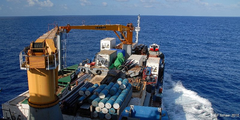 Horizonte 492.jpg - on our way to new Horizons: here on Board on a freighter to the remote Marquesas-Islands in the South PacificPosition:  around 11°S/140°W, date: 22/11/2010, Camera: Nikon D200