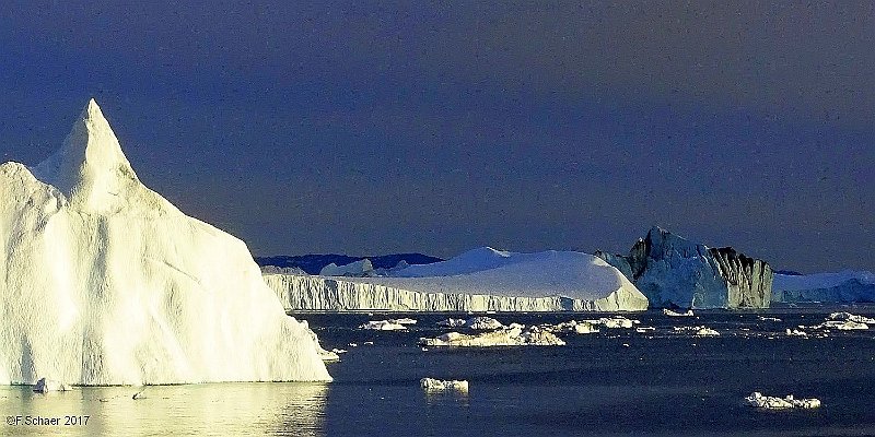 Horizonte 494.jpg - some bright sparkling Icebergs from the continous Glacier-breaks of the Disko-Glacier close to the Harbor of Illulissat/ West-GreenlandPosition:   N: 69°13'32"/ W: 53°13'22" Date: 24/08/2017, Camera: Sony HX400