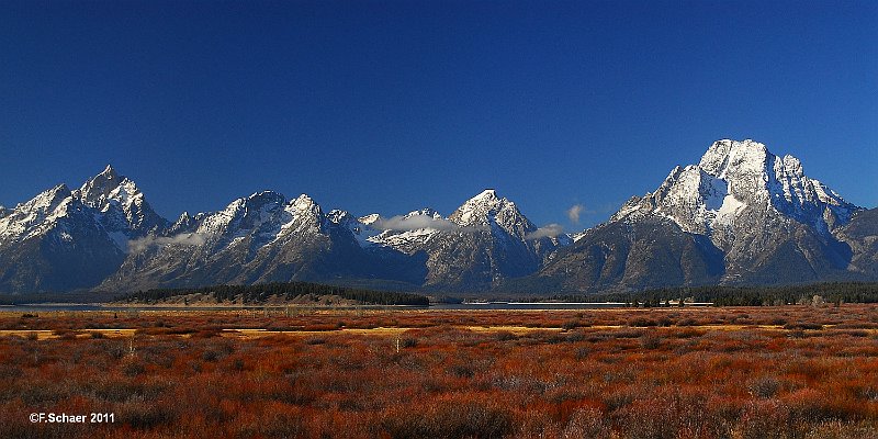 Horizonte 497.jpg - a great view from Hwy # 191 to the Grand Tetons, just south of the wellknown Yellowstone Park in Wyoming/Idaho, USAPosition:  N: 43°47'35"/ W: 110°41'55", date: Oct. 30/2011, Nikon D200 +Pola