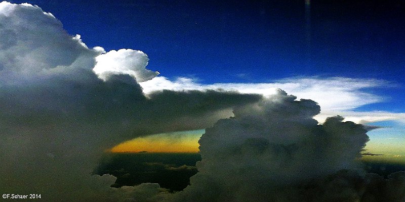 Horizonte 503.jpg - an impressive tropical Cloud, during a Flight from Tahiti to the remote Island of Maupiti in the BackgroundPosition:    about S 16°30' W 152°30'date: 05/02/2014, Panasonic TZ20