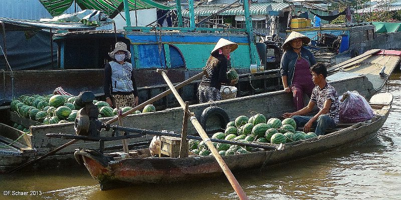 Horizonte 507.jpg - the daily floating Market on a Side-arm of the Mekong-River in Can-Tho, in the very south of VietnamPosition:     N: 10°0'20"/ E: 108°40'50", date: 25/02/2013, Lumix D-20