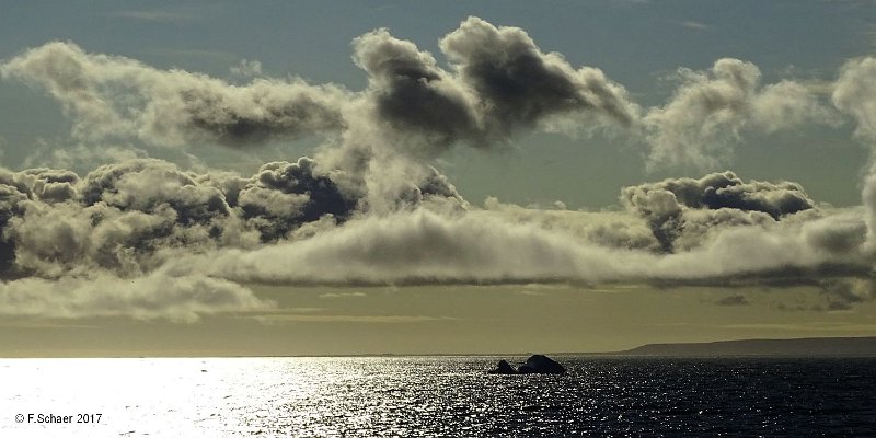 Horizonte 509.jpg - shows impressive low clouds over the east-entrance to the Lancaster Sound, a part of the historic Northwest-Passage between Greenland and Alaska, seen from a trip with the "Ocean Endevour", just North of Baffin Island, (Nunavut)Position:    N 75°53'/ W 82°06', date:30/08/2017, Camera: Sony X400