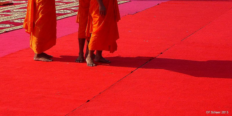 Horizonte 510.jpg - Red in red. This uncommon view I created on the big funeral for the Ex-Dictator Norodom Sihanuk in Pnom Penh, Cambodia.Position:     N 11°33'/E 104°50', date: 26/01/2013, Panasonic TZ 20