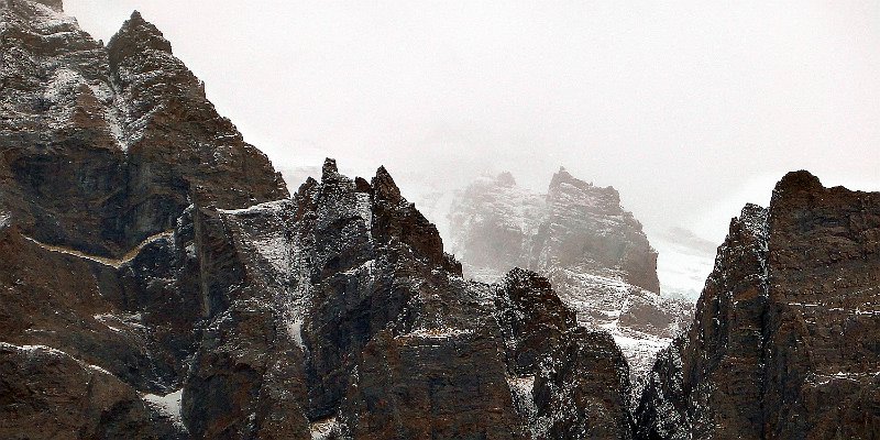 Horizonte 521.jpg - a strenuous Walk in the Torres del Paine in the very south End of Chile during an unexpected SnowfallPosition:       S: 51°16'17", W: 72°26'01" date: 22.01.2014, TZ 41