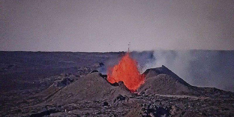Horizonte 525.jpg - the unexpected recently Eruption of Mauna Loa on Big Island, Hawaii Mauna Loa is the biggest Volcano on our World. The Crater is only 30 km north of the Condo, where we lived several times for our Winter-Holidays Position:        N: 19°28'20" / W: 155°35'32", elevation Crater: 3990 m, Rim: 4170 m !!It's only sometimes accessible by a rough 4x4-Road. 