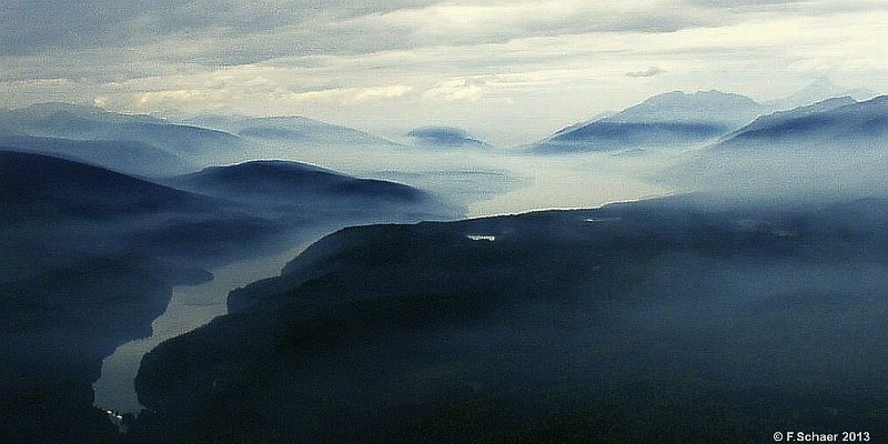 Horizonte 529.jpg - a mystic, smoky Atmosphere on a solo-Firepatrol over Clearwater Lake, within Wells Gray Provincial Park BC, CanadaPosition:     N 52°05'/W 120°09' about 30km north of our House