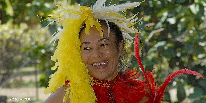 Horizonte 531.jpg - this shining face belongs to a well decorated Dancer on a welcome-show on the Marquesas Islands, 1500 km north of TahitiPosition:      on the Island of Ua Pou, date: 23.11.2010, Nikon D200