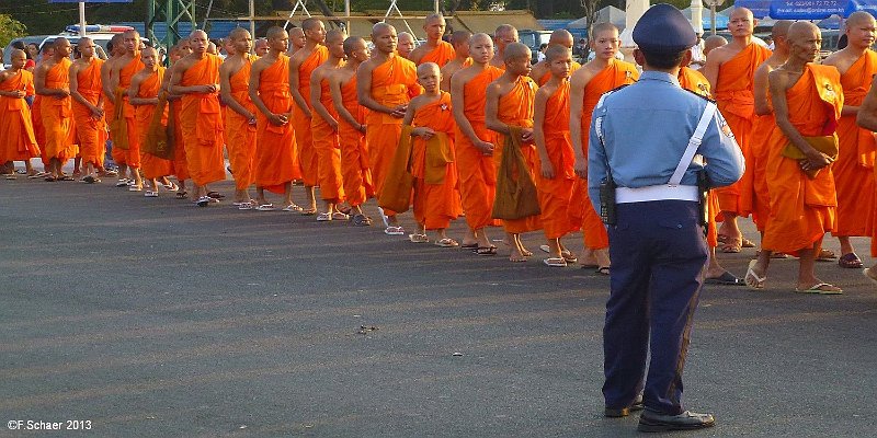 Horizonte 534.jpg - a long Parade of Buddhist Monks along the Royal Palace Park in Phnom Penh, Cambodia.Position:     N 11°33'54"/E 104°55'58", date 26/01/2013Camera: Panasonic TZ20