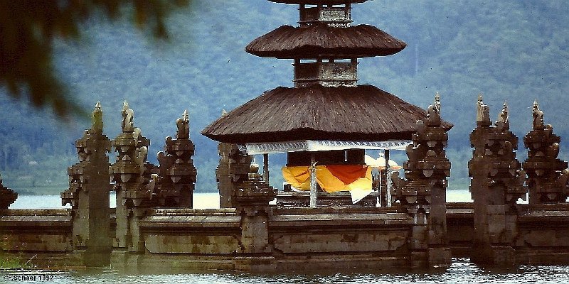 Horizonte 535.jpg - the Pura Ulum Bratan-Temple in Bali/Indonesia on our second Trip to BaliPosition:    S 08°16'30"/E 15°10'00" elev.1234 m, Date: Spring 1992Camera: Nikon F2AS