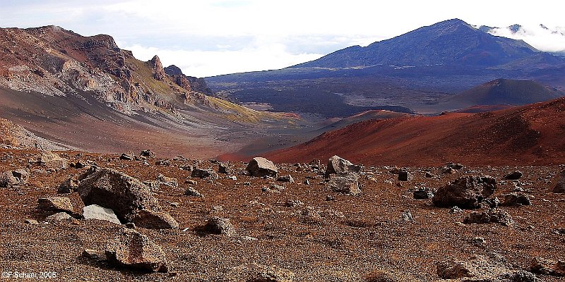 Horizonte 536.jpg - the immense Crater of the extinct Haleakala-Volcano on the Hawaiian Island of Maui. I made this Picture on our second 6-hour-walk across the Crater.Position:       N 20°43'/W 156°12',elevation 2250m/7400ft,date     :       01/11/2006