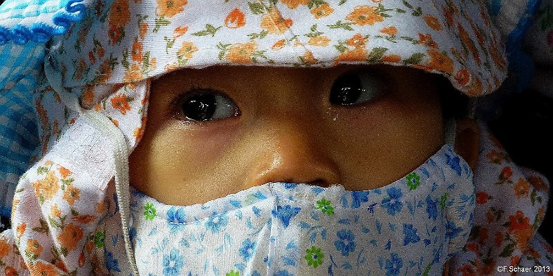 Horizonte 541.jpg - a grieved Child waiting for her MotherPosition:     N 15°52'34"/E 108°10'50", on a busy sidewalk in Hoi-An, Vietnam, date     :     17.01.2017, camera :     Sony SX90