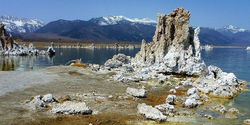 Horizonte 546.jpg - the unique Calcit-Rocks along the Shore of the Mono-Lake beside Hwy 395 in Eastern California, with his world-unique Tufa- pinnacles (calcium carbonate)Position:    N 37°56`31" W 119°01',elev.1950m/4930ft, 07.04.2013Camera:      Panasonic TZ35