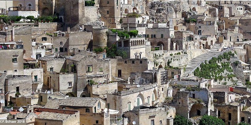 Horizonte 548.jpg - the picturesque Center of Matera, an old City in Calabria/southern Italy, wellknown for its Sassi(Cave-Dwellings)Position:    N: 40°39'/ E: 16°36'/ elev.400m/1300ftDate:        02/06/2018Camera:    Sony DSC 90