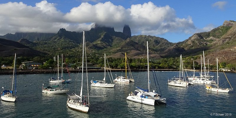 Horizonte 549.jpg - "Sailors Paradise" I made from the Deck of the"Aranui"in the Harbour of Hakahetau on the Island Ua Pou in the Marquesas-Group, 1500 km North of TahitiPosition:    W: 140°00'/S: 9°35' date: 18.Dec.2019, Sony HX90