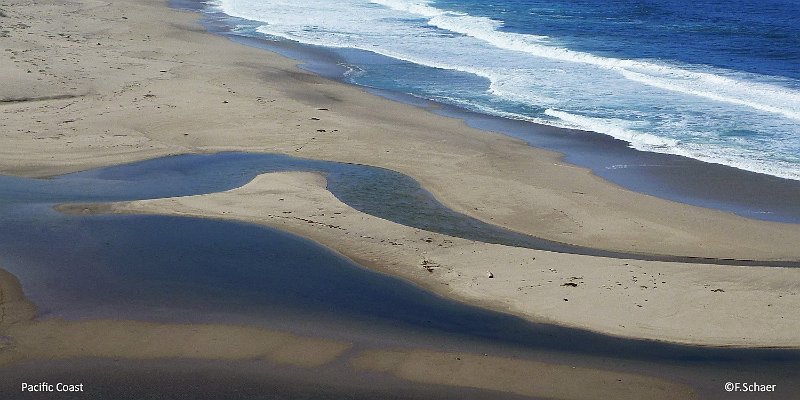 Horizonte 55.jpg - was made on an brillant morning from Hwy 101 along the Big Sur Coast in California. The retracting tide offers a great partitition of sand and cold water.   click here for Google Maps View   Position: N36°03'41" W121°35'30" at Sealevel Camera: Lumix TZ20