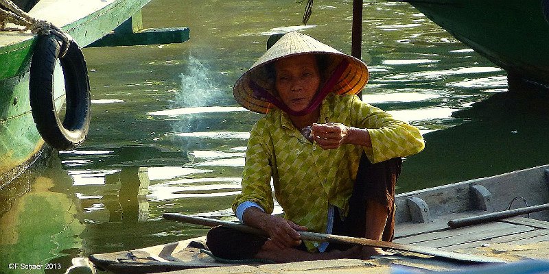 Horizonte 550.jpg - a Marijuana-smoking Boater, waiting for Customers in the busy and pittoresque Harbour of Hoi-An in Vietnam