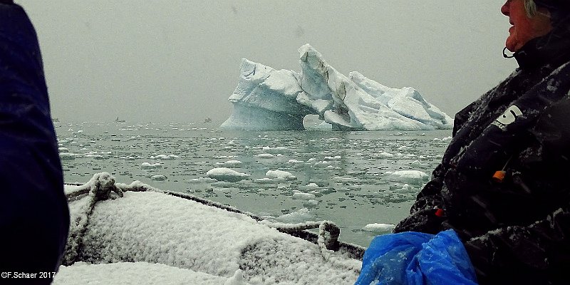 Horizonte 554.jpg - I made on an adventurous Trip with a Zodiac-Boat during snowfall near the Devon-Island in the canadian Arctic.Position:    N 74°48'/W 83°11'Date:31/08/2017,Sony HX400
