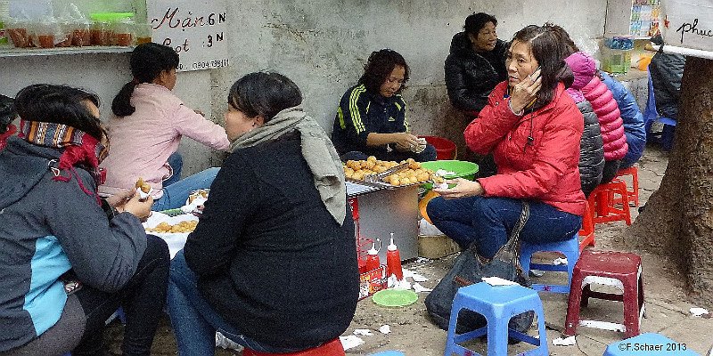 Horizonte 557.jpg - a typical Street-Kitchen in the old Centre of Hanoi, the Capital of VietnamPosition:    not recorded, Date: Jan.07/2013, Camera: Panasonic TZ 20