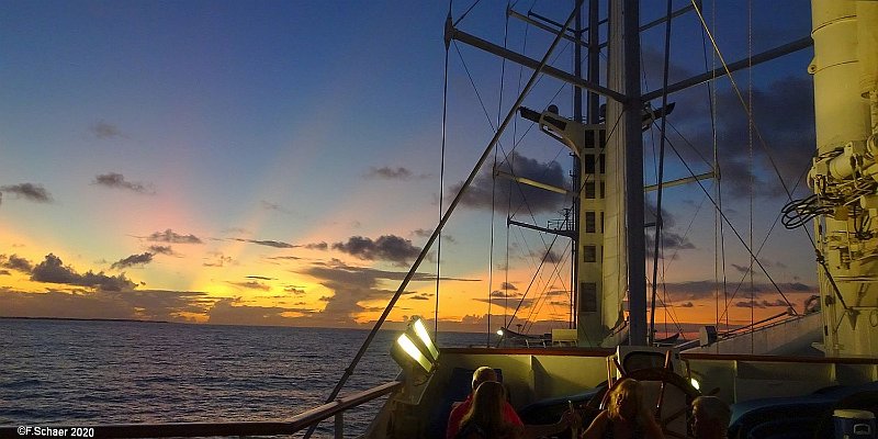 Horizonte 558.jpg - made on an romantic, unforgettable Evening on Board of the "Windspirit", a Four-mast-Clipper, crossing within the polynesian Islands around Tahiti..Position:    West 147°46' South 4°53', Date: 23/01/2020, Camera: Sony HX90