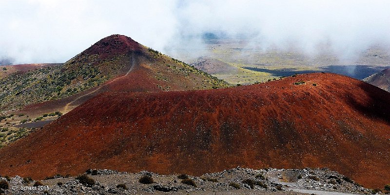 Horizonte 559.jpg - made on another Trip to the Mouna Kea (4'205m/ 13'830ft), showing the volcanic Foothills beside the 4x4-Road to the Top with his dozens of Observatories. Walking is strenuous due to the thin Air on this elevation! Mouna Kea and the still active Mouna Loa are the highest Volcanoes in the western World.Position: N: 19°46"/W: 155°27' Date: 08.06.2015, Camera: Panasonic TZ41