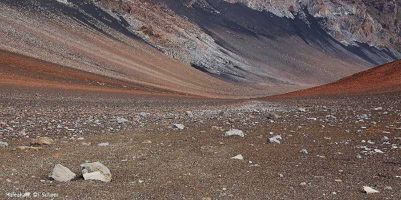 Horizonte 56.jpg - Island of Maui/Hawaii: descending from the rim of Haleakala Crater at 3000m/10'000ft elevation down to the bottom of the crater you enjoy the bright colors of the volanic walls and debris from the last eruption (1790). The walk across the crater needs 6-9 hrs and descends around 600m/2000ft before zigzaging again to the parking lot atop the rim.   click here for Google Maps View   Position (camera) N20°42'35" W156°14'51", Elevation 2915m/9715ft Camera: Nikon D50 at 26mm, Polarizer