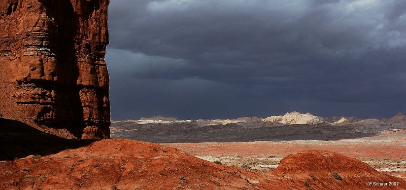 Horizonte 561.jpg - the colorful and adventurous Goblin-Valley-Statepark near Hanksville on Hwy 24 in southern Utah / USAPosition:           not recorded, Date: 27/03/2007 Camera: Nikon D 50