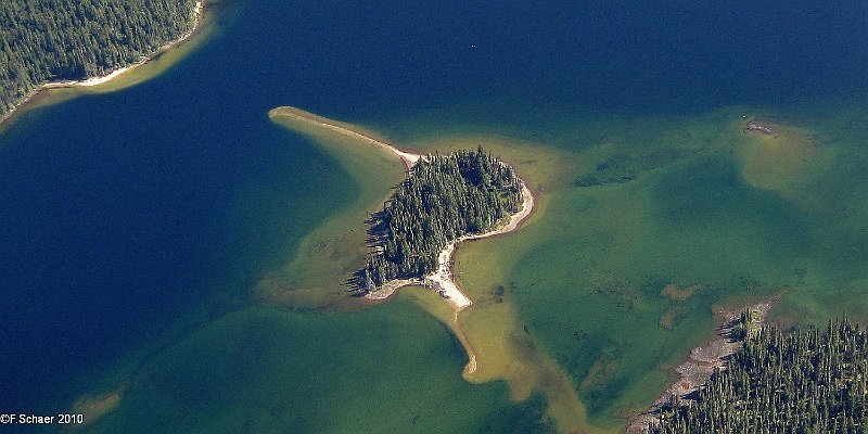 Horizonte 567.jpg - the beautiful Leo-Island in Murtle Lake within Wells Gray Provincial Park/British Columbia, Canada, 32 km from our House, accessible by Canoe onlyPosition:      N: 52°07'23" W: 119 elevation 1975mDate:          I made this pic 24.July 2010 on one of my hungtreds of Scenic-Flights with Tourists and Guests.Camera:      Canon