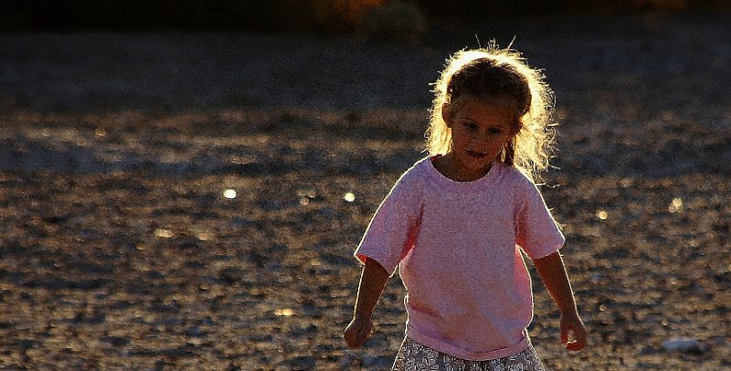 Horizonte 57.jpg - an innocent pretty young girl with her nimbus, created by strong backlight.  Position: not registered  camera: Nikon D200