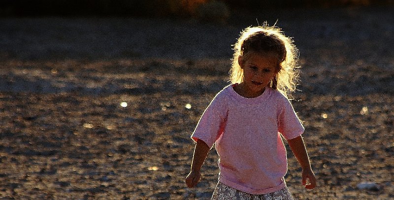 Horizonte 57.jpg - an innocent pretty young girl with her nimbus, created by strong backlight.  Position: not registered  camera: Nikon D200