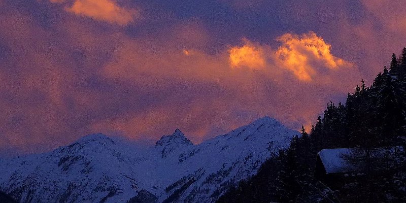 Horizonte 574.jpg - "Alpenglow" I made on a late evening, showing the Weisshorn in southern Switzerland in dramatic twilight.Date: Feb.26/2015. Camera: Panasonic TZ20