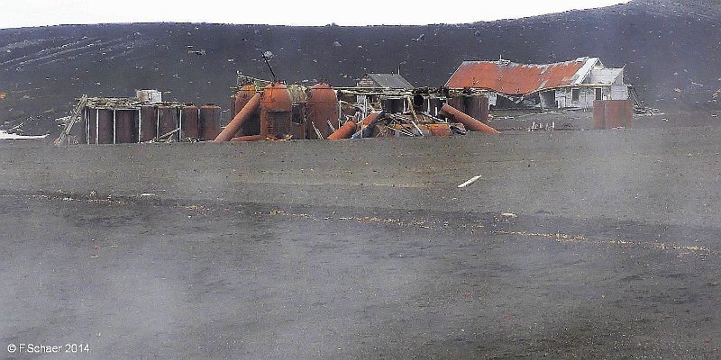 Horizonte 575.jpg - a previous Whaling-station on Deception Island, within the South Shetland Group in Antarctica, abandoned and then destroyed by an Earthquake. I made this Pic on an very impressive Excursion from Ushuaia to the Antarctic Peninsula in Oct-Nov 2014Position: South 62°58' West 60°34' Date:31/11/2014.Panasonic TZ41