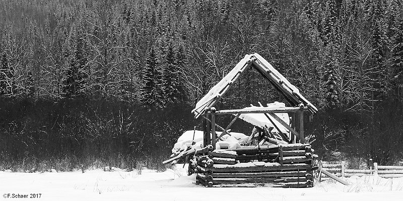 Horizonte 576.jpg - an old abandoned Barn, about 1 km from our House along the Road to Wells Gray Park.Position: N 51°55' 27"/W 120°02'44" Date: 05.02.2017 Sony HX 400