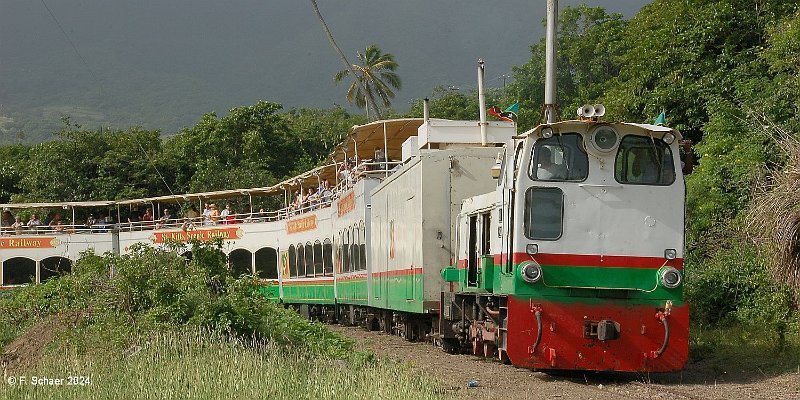 Horizonte 581.jpg - the reactivated Sugar-Train on it's daily Trip with Tourists along the Eastcoast of St. Kitts (Caribbean), once used for transport the Sugarcanes to the refinery in Basseterre.Position: N 17°18'/W 62°43', Date: 15/12/2023, Camera; Sony HX90