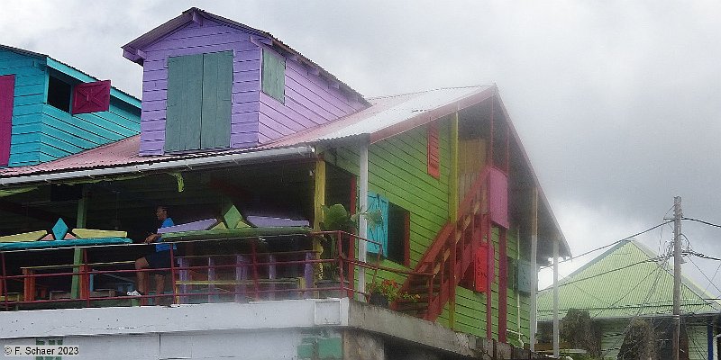 Horizonte 582.jpg - a colorful House in the Harbour of Roseau / Dominica in the eastern Caribbean, seen from the Deck of "our" 5-Mast-Cruiseship.Position: N 15°17'50"/W 61°23'20",date 11.12.2023