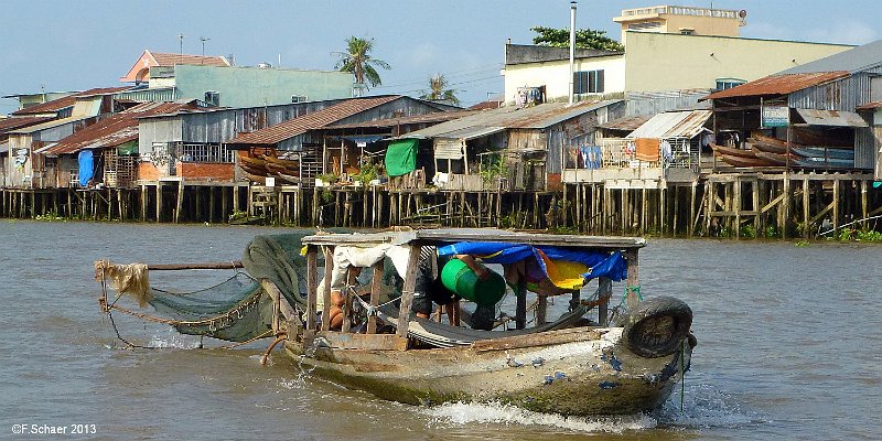 Horizonte 591.jpg - made on a tribute of the mighty Mekong-River (south Vietnam) showing a family on their only property: a junk-boat, their only place for living their whole life, day and night!position: not recorded, date:       january 2017, camera : Panasonic tz20