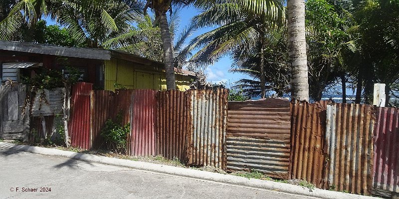 Horizonte 594.jpg - made on a sideroad in Dieppe, St. Kitts, showing one of the widespread typical property-fence