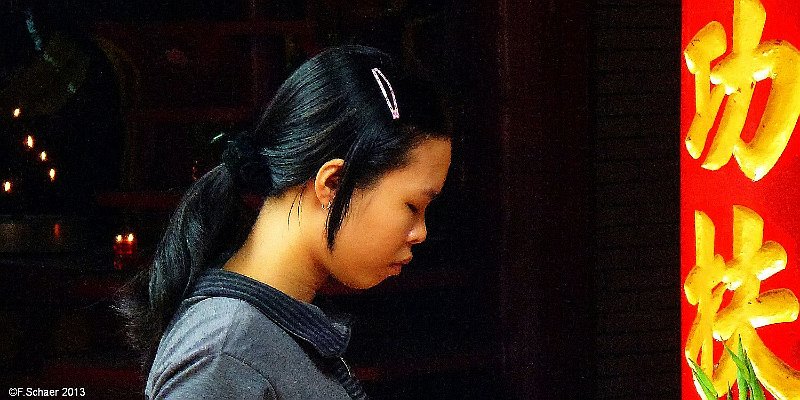 Horizonte 603.jpg - a praying Girl in a Buddhist-Temple in the City of Bien Hoa, at the very far South of Vietnam.Position. N 10°58'/E 106°53` Date:23.01.2013, Panasonic41