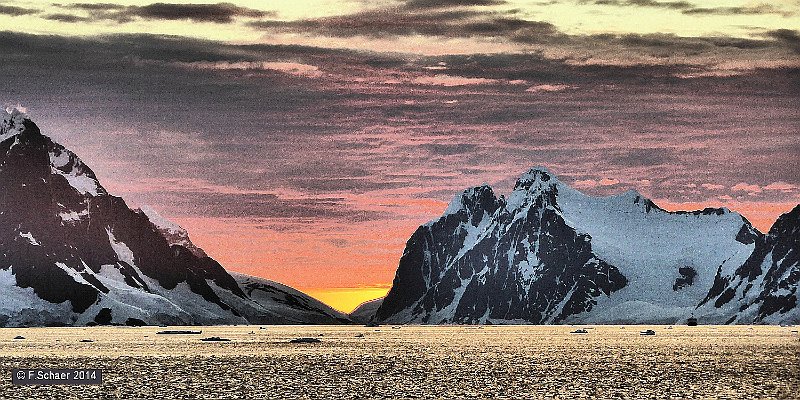 Horizonte 605.jpg - msde on the Deception-Islsnd in the Antarctic-Peninsula during an impressive Excursion, by Boat, starting in Ushuaia/Argentina, shoein62°Sg the colorful southern Sky, looking to the West.Position: 62°57'South/60°31'West, Date 20.January 2014Camera TZ41