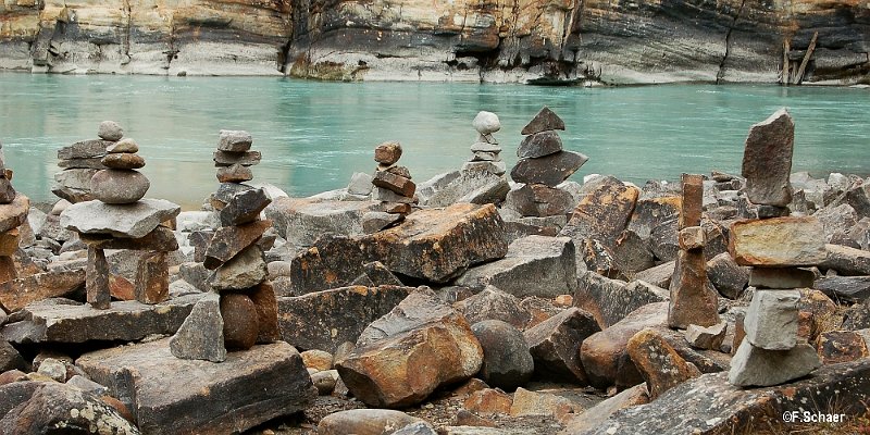 Horizonte 61.jpg - walking around in the vicinity of the Athabasca Falls in Jasper Nationalpark I found this collection of stonepiles, made by tourists. They derive on the "Inukshuks", a creation of the Inuits in the far north of Canada, USA and Greenland.   click here for Google Maps View   Position: N52°39'58" W117°53'09" elev. 1180m/3880ft Camera: Nikon D50