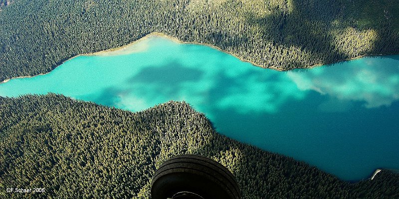 Horizonte 612.jpg - the West-end of the less-known Angus Horne-Lake, situated in the central Wells Gray Park. Picture made during a 60-min-Scenic-Flight over the Park.Position: 119°47`West / 52°20`Nord, Date: 21/07/2006, Nikon D50
