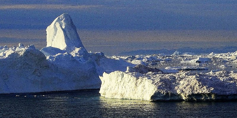 Horizonte 619.jpg - We were on an adventourus Cruise on Board of the "Ocean Endeavour" between the Islands of Nunavut,Canada and Greenland, showing the Iceberg-Alley West of Illulissat/Greenland.Date: 12.05.2021 Position:N 69°13'/W 69° 21`, Camera Sony X 400