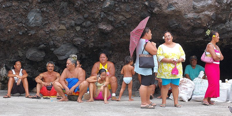 Horizonte 62.jpg - made at the pier of Hanavave, a lttle settlement on the extremly remote island of Fatu Hiva in the Marquesas-Group. It shows a few of well-(if not over-)nurished women, waiting for the "Aranui", a ship which is the only connection to the rest of the world. Sailing only once a month that's the most important day for the around 200 inhabitants of Hanavave.   click here for Google Maps View   Position: S10°27'50" W138°39'56", just above sealevel Camera: Nikon D50