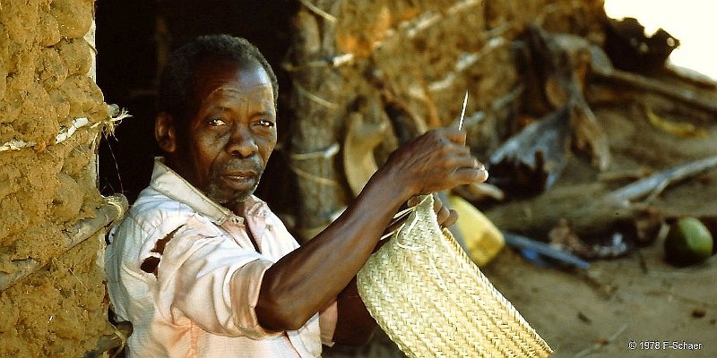 Horizonte 632.jpg - A very old one! I made it 1974 on our second Safari in Tsavo-Park in Kenia, East- Africa, shows a straw-weaver in front of his home.Date:July 1974, Camera: Asahi Pentax with a selfmade Tele-lens 1:8/400mm