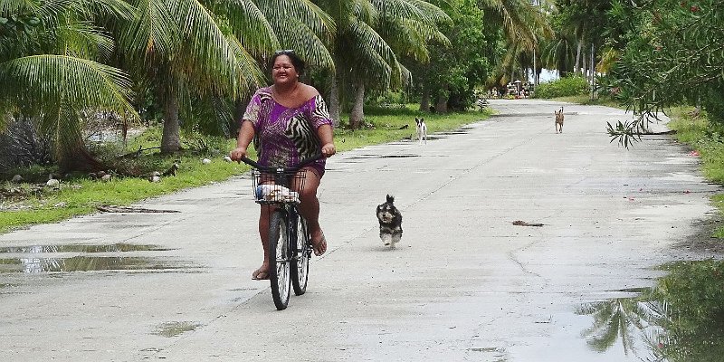 Horizonte 633.jpg - heavy Traffic on the only Road on the Island of Fakarava in the Marquesas-Group, 1500km north of Tahiti. Date: Jan.2020Pos. S 16°/07'/31" W 145°35'55" Nikon D50
