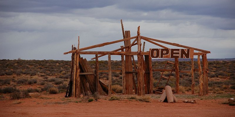 Horizonte 638.jpg - "OPEN" shows an abandoned Marketstall along the lonesome Highway 163 within the Monument-Valley near the Border between Utah and Arizona / USADate: 21/03/2007, Position: not registered, Nikon D50