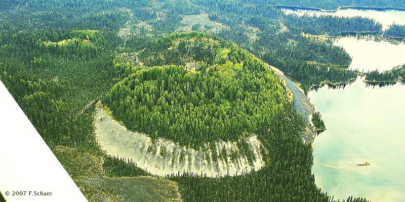 Horizonte 641.jpg - the perfect cone of the Kostal Volcano within Wells Gray Provincial Park, North of Clearwater BC. I made this Pic during a low-level Scenic- Flight with my Cessna 182.Position: N 52°10' W 119°56'44" Date:14/06/2006, Nikon D50